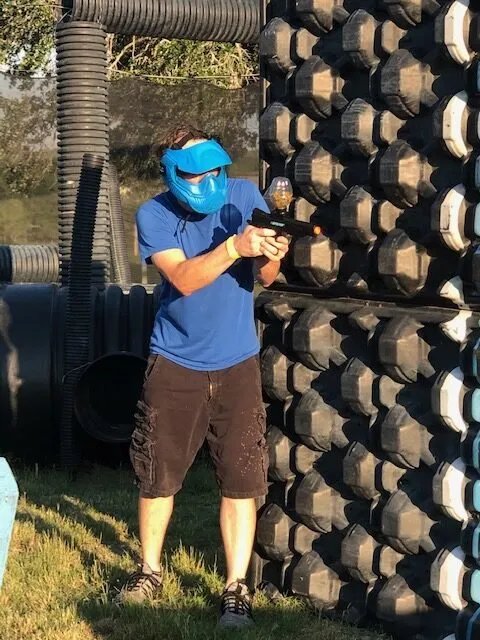 Gellyball player behind a bunker